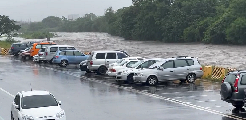 台東縣豪雨造成太平溪溪水暴漲，目前仍有不少民眾將車輛停放在堤防邊上。   圖：翻攝臉書「台東臉書災害通報」粉專