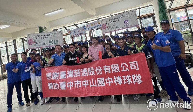 中山國中棒球隊師生與捐助企業代表、教育部次長張廖萬堅合影,感謝各界齊心挹注百萬經費,力挺孩子赴美圓夢。 圖:林怡伶/攝