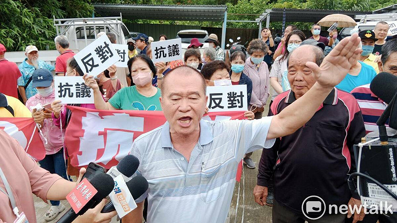 居民大力反對墓園擴建,表示已嚴重侵犯居住安寧與環境公平。 圖:孫家銘攝