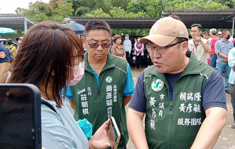黃彥毓(右)到場聲援並強調市府應正視居民心聲,協助業者改善現有設施。 圖:孫家銘攝