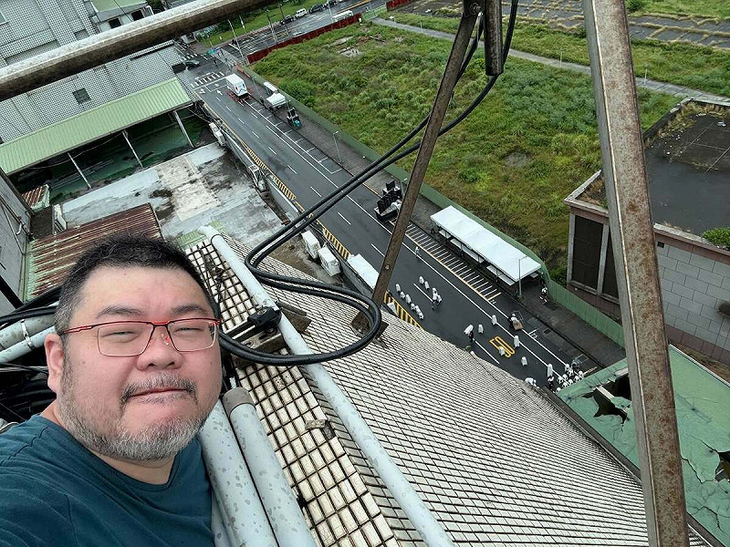 網紅「四叉貓」揭露，闖入民進黨部丟雞蛋的李男，即為民眾黨林口黨部副主任李道翔，其臉書粉專為「李道翔－茶米聊政治」。   圖：取自四叉貓臉書