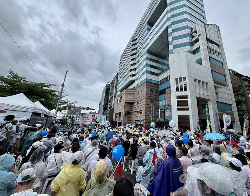圖為民眾黨20日下午在民進黨中央黨部前反罷免造勢。（中央社檔案照片）   