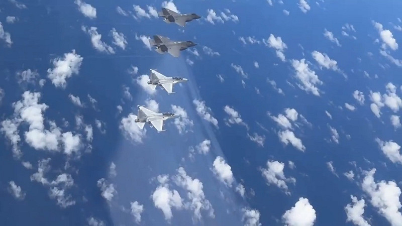 美國空軍也與菲律賓空軍展開合作,舉行「雷霆對抗 25-2 」聯合軍演,試圖嚇阻中國在南海地區的擴張行為。 圖:擷取自 @Aurora107E X 分享影片