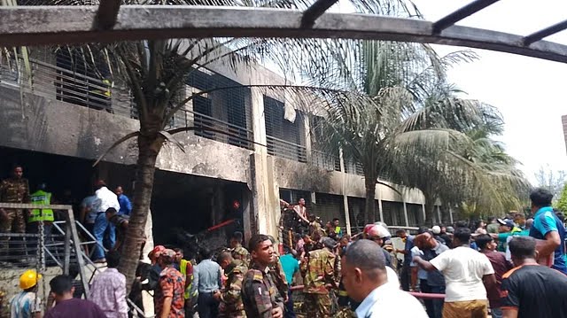 孟加拉空軍F-7 BGI教練機失事墜毀校園，飛行員死亡、地面百餘人傷。   圖：翻攝「X」@RifatAlam007