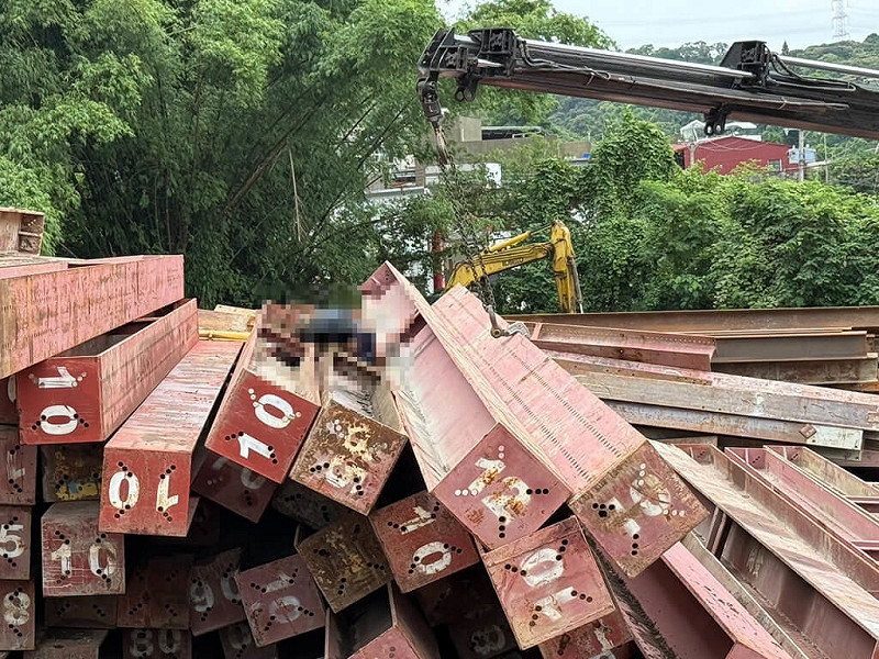 彰化縣芬園鄉21日發生一起工安意外，現場吊車在進行綁梁作業時，鋼梁突然滑落，負責操作吊臂的沈姓男子遭砸中，沈男被救出時已無呼吸心跳、明顯死亡。（民眾提供）中央社記者吳哲豪傳真  114年7月21日   