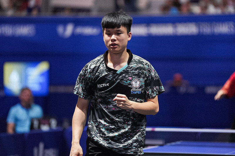 台灣桌球男子代表隊21日在萊茵魯爾世大運團體賽摘下賽史首面金牌，致勝功臣馮翊新（圖）年僅22歲來自桌球世家，爺爺馮弘毅是桌球教練，父親馮泰龍也曾入選國手，在這次世大運展現大將之風，未來備受期待。（大專體總提供）中央社記者陳容琛傳真 114年7月21日   