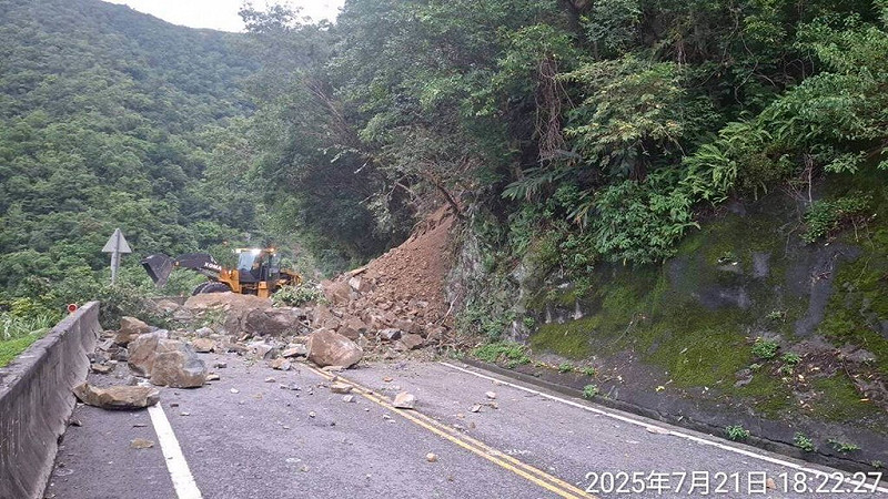 蘇花公路台9線117.2公里處東澳路段21日上午發生落石砸車事件，搶通後，下午又再度發生落石坍方，道路雙向阻斷、無法通行，公路局已緊急派員搶修中。（公路局東區養護工程分局提供）中央社記者王朝鈺傳真  114年7月21日   