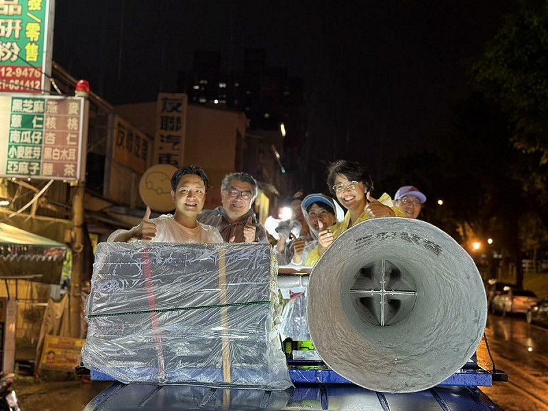 南投縣長許淑華陪羅廷瑋車掃。 圖:羅廷瑋服務處/提供