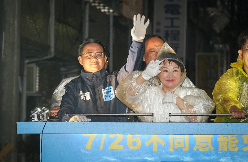 台中市長盧秀燕冒雨陪同黃健豪車掃。 圖:黃健豪服務處/提供
