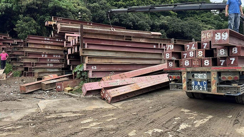 彰化芬園某鋼梁堆置場21日進行綁梁作業時發生工安意外，沈姓男子遭滑落鋼梁砸中、傷重身亡。勞安署人員到場了解後，懷疑沈男吊掛鋼梁時站在最上層，卻操控吊臂抽搬第2層較短鋼梁，導致憾事發生。（民眾提供）中央社記者吳哲豪傳真  114年7月21日   