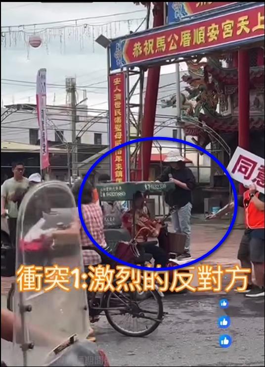 蘇治芬宣講罷免時，遭一名騎電動輔助車的男子衝撞，差點因重心不穩跌落。   圖：截自「雲林拔釘 罷免丁學忠」臉書影片