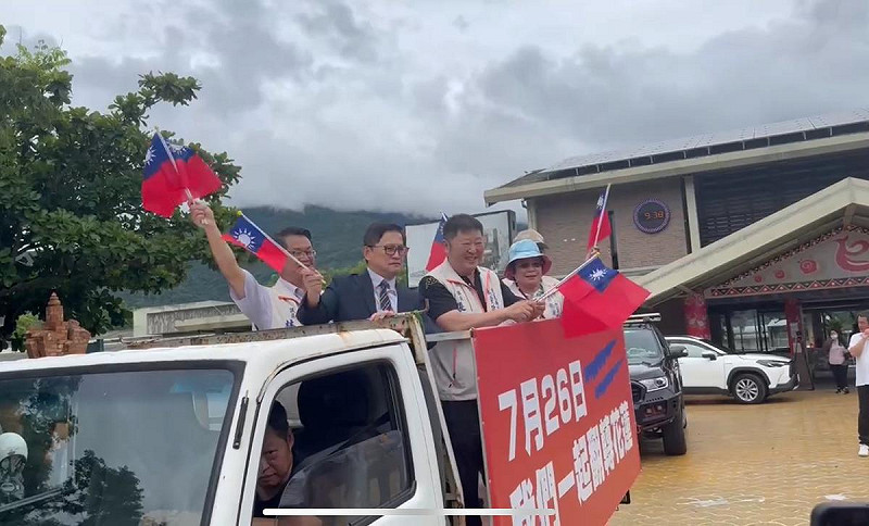 童子賢21日正式表態支持罷免傅崐萁,並在22日一早前往花蓮鳳林陪同罷團、議長張峻掃街。 圖:民眾提供