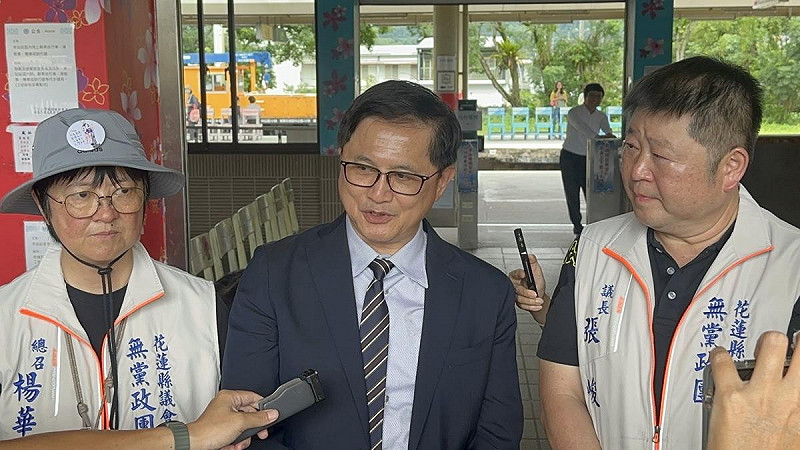 童子賢清晨5點就搭火車前往花蓮合體張峻。 圖:讀者提供 童子賢清晨5點就搭火車前往花蓮合體張峻。 圖:讀者提供