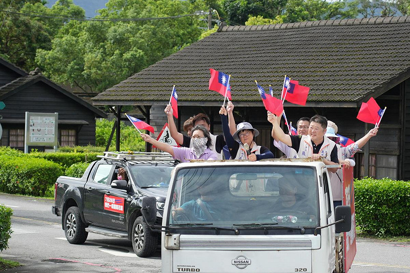 參與車掃者包括議長張峻、無黨籍總召楊華美、無黨籍議員黃玲蘭、林源富、蔡依靜(原住民)、哈尼·噶照。 圖:讀者提供 參與車掃者包括議長張峻、無黨籍總召楊華美、無黨籍議員黃玲蘭、林源富、蔡依靜(原住民)、哈尼·噶照。 圖:讀者提供