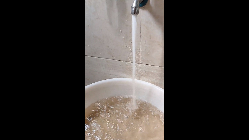 近期杭州爆發的糞水爭議,讓中國各地的民眾開始關注自來水的水質問題,許多網友也反映自家自來水受汙染的情形。 圖:擷取自 @whyyoutouzhele X 分享影片