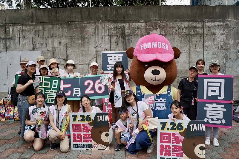 刷不完的「百工百業挺罷免」，黃捷直呼好感動，呼籲大家「7/26出門投票、同意罷免！」   圖：取黃捷臉書（資料照）