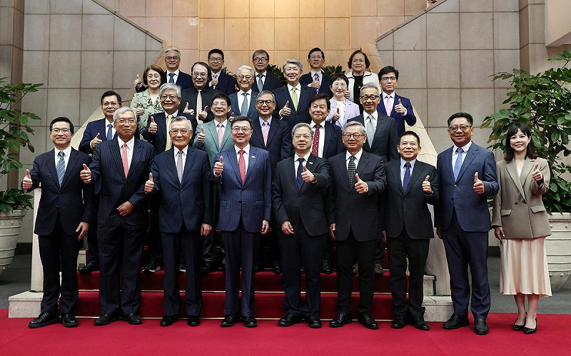 行政院經濟發展委員會第2次顧問會議首場分組會議，今（22）日上午在行政院舉行，全出席者在會前大合照。   圖：謝莉慧/攝