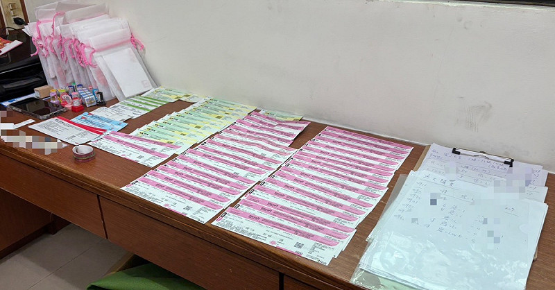 刑事局偵查第一大隊組成專案小組，鎖定跨縣市黃牛集團，查扣GD演唱會序號約1,500組、實體門票44張、太妍演唱會週邊商品、16萬4千元現金、電腦主機與相關偽造證件設備。   圖：民眾提供