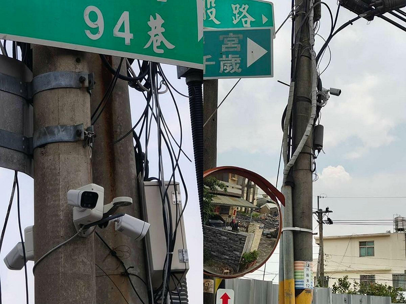 建商在六股庄多處違法架設監視器,疑似監控居民出入,儘管中華電信已要求拆除,仍遭無視。 圖:時代力量台中黨部提供