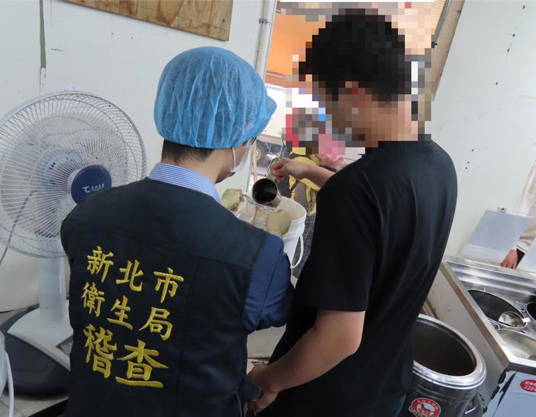 新北市衛生局啟動夏季飲品冰品專案，抽查市面各式飲品、冰品共61項，發現北投紅茶新莊四維店自製飲品「北投紅茶」初檢、複檢均檢出「腸桿菌科」超標。   圖：新北市衛生局提供