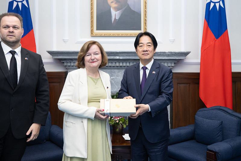 賴清德接見歐洲議會「歐洲民主之盾（EUDS）特別委員會」正式代表團，圖左為主席蘿瓦素（Nathalie Loiseau）。   圖：總統府提供