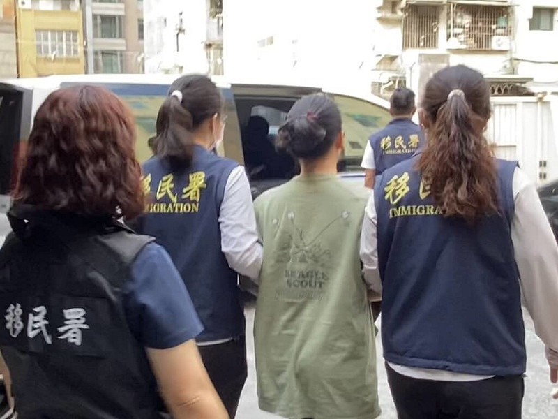 橋頭地檢署日前偵破以越南籍人士為主的人口販運集團，其中取得台灣身分的越南配偶范姓女子，涉嫌與越南籍阮姓男友等人強擄2名印尼籍失聯移工，並逼迫對方無償工作，經檢方偵結起訴。（橋頭地檢署提供）中央社記者張已亷傳真  114年7月22日   