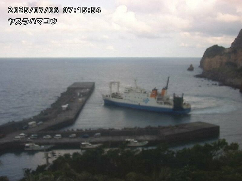 日本鹿兒島縣吐噶喇列島近海發生群發性地震，一個月的時間內，發生震度1以上的地震累計超過2200次。圖為7月6日日本政府派出船艦接運居民避難。   圖：翻攝「X」@livecam_db