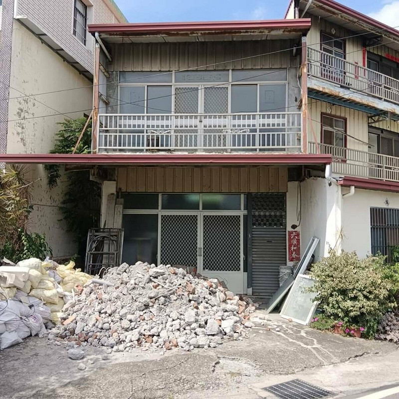 台中市霧峰區六股路一處2700坪的土地，日前發生建商進場拆屋爭議事件，自救會指控建商在住戶家門前堆置廢棄物、廢土，感覺受到威脅。（民眾提供）中央社記者蘇木春傳真　114年7月22日   