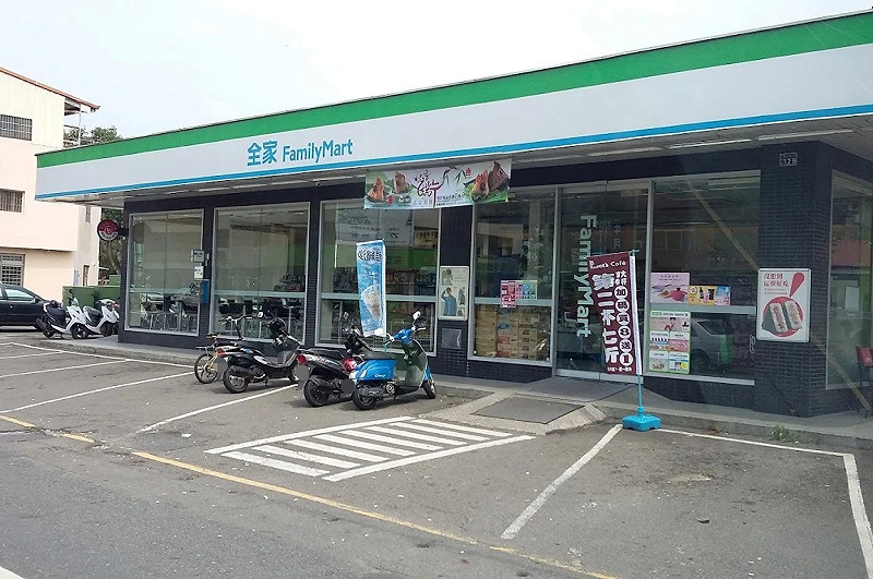 竹山的全家超商連續 2 年遭到暴衝車輛襲擊,網友笑稱「都快變得來速了」。 圖:民眾提供