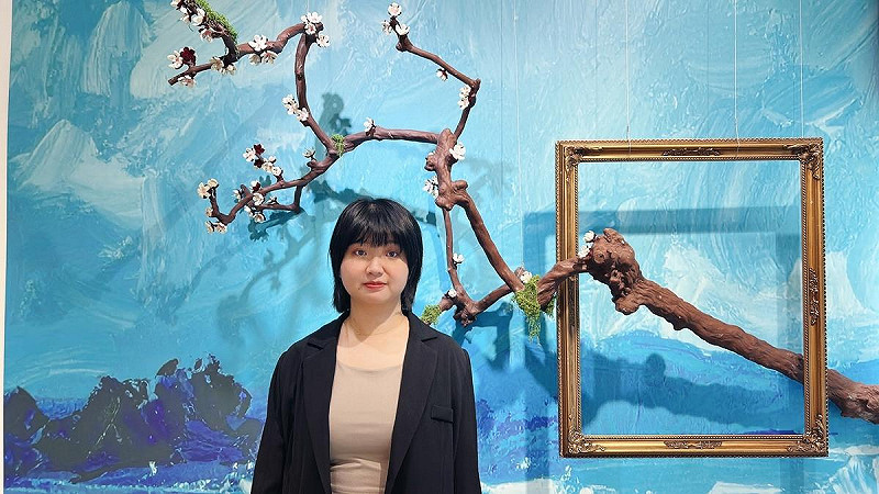 藝術家簡愛樺親自導覽展覽作品，以毛根為線，織出重生與療癒的詩篇。   圖：中友百貨提供