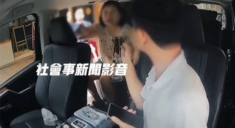 婦人因遲到遭到計程車司機拒載，當場在車內飆罵運將，甚至氣到猛拍椅背，事後司機憤而提告。   圖：翻攝自「社會事新聞影音」
