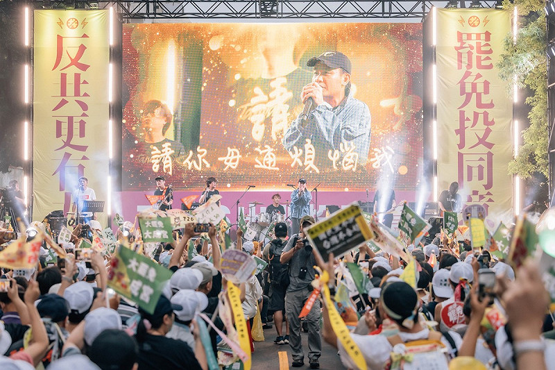 滅火器主唱楊大正今（22）日表示，他的員工們自主取消日本員工旅遊，想留在台灣投票，讓他非常感動，高喊「我是台灣人」、「大罷免 ，大成功。」（圖為719「重返青島！護國保台晚會」）   圖：取自護國大遶境臉書（資料照）