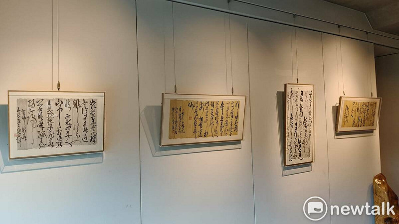陳明德以仿古簡牘蠟染宣紙為創作材料，潛心創作九行、十三行、縱橫二式書作，試以現代型式之框裱小行草作品呈現，特選16件小品，搭配懷雅文房二樓小雅空間，舉辦「六橋十六品書法展」。   圖：黃博郎／攝