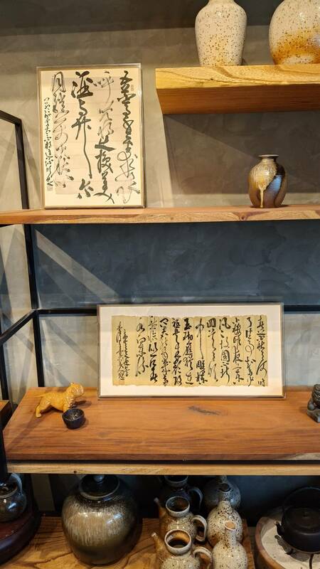 陳明德以仿古簡牘蠟染宣紙為創作材料,潛心創作九行、十三行、縱橫二式書作,試以現代型式之框裱小行草作品呈現,特選16件小品,搭配懷雅文房二樓小雅空間,舉辦「六橋十六品書法展」。 圖:黃博郎/攝