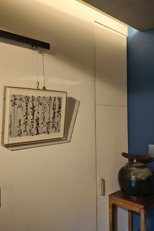 陳明德以仿古簡牘蠟染宣紙為創作材料,潛心創作九行、十三行、縱橫二式書作,試以現代型式之框裱小行草作品呈現,特選16件小品,搭配懷雅文房二樓小雅空間,舉辦「六橋十六品書法展」。 圖:黃博郎/攝