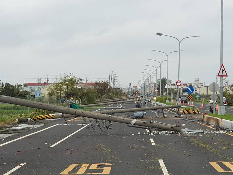 圖為颱風丹娜絲期間嘉南平原倒塌的電桿。（台電提供）   