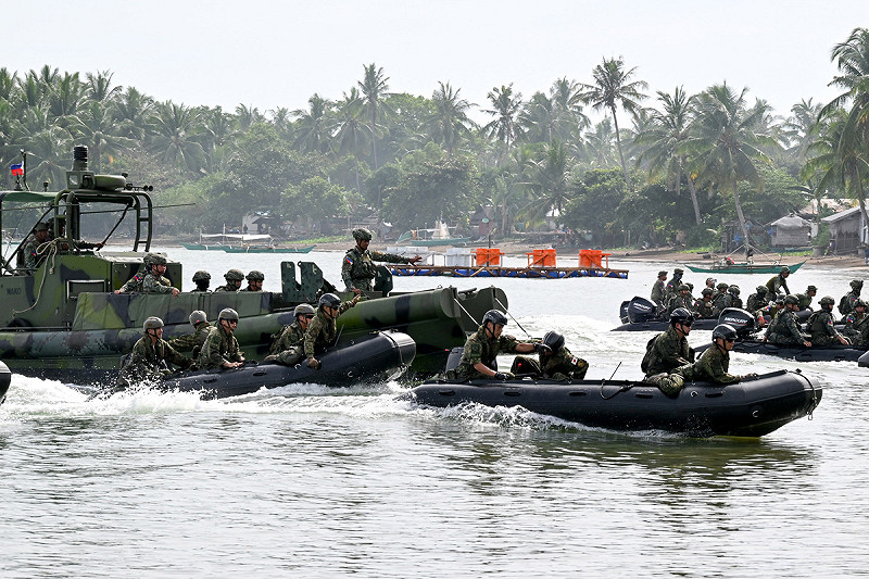 今年5月底至6月初，由美國與菲律賓海軍陸戰隊主導的「海上戰士合作25」（Kamandag 2025）聯合軍演，菲律賓陸戰隊與日本陸自水陸機動團合作兩棲作戰訓練。   圖：翻攝「X」@JGSDF_pr