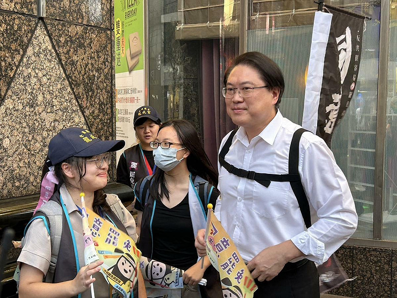 林右昌說，最近起風了，包括企業界、藝人紛紛站出來，公開支持罷免行動。   圖：民進黨提供