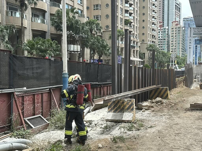 淡北道路施工廠商22日在淡金高架橋下進行鋼板樁打設作業時，挖破地下不明管線，因洩漏瓦斯異味，現場人員通報欣芝瓦斯公司派員到場處理，同時由新北市消防局及施工廠商水車待命，目前已修復完畢。（新北市消防局提供）中央社記者趙敏雅傳真　114年7月22日   