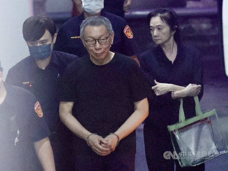 台北地方法院22日審理京華城案,提訊前台北市長柯文哲(右2)、台北市議員應曉薇(右)出庭,並傳喚前北市都發局長黃景茂、應曉薇助理吳順民。中央社記者張皓安攝 114年7月22日