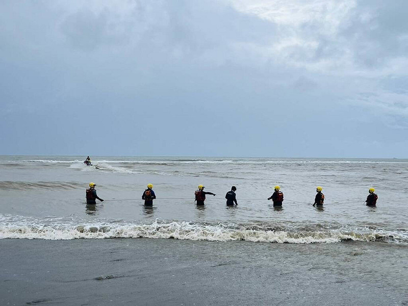 屏東縣政府消防局22日下午獲報，57歲張姓男子在港口溪出海口疑為涉溪撿石頭失蹤，出動人力馳援搜尋。（屏東消防局提供）中央社記者李卉婷傳真　114年7月22日   
