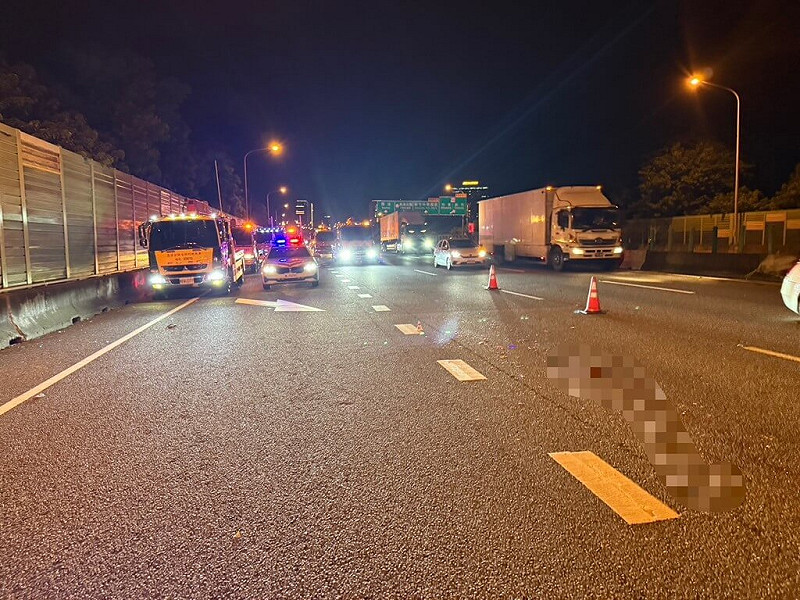 新竹市消防局23日表示，國道1號北上94公里處日前發生車禍，消防人員獲報前往搶救發現，1名民眾疑遭7輛轎車與1輛貨車輾過，已明顯死亡，至於詳細肇事原因，仍待警方釐清。   圖：新竹市消防局提供