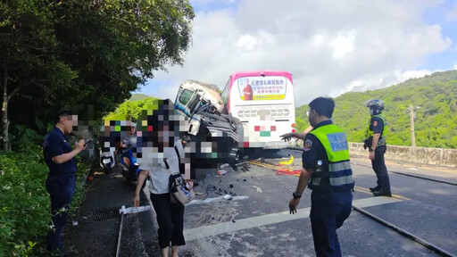 砂國光客運與砂石車對撞,石車整台翻覆,側躺在公路,車頭整個撞爛。 圖:新北市消防局提供