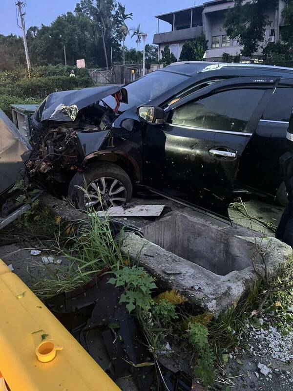 轎車闖紅燈拒檢逃逸，最終失控自撞變電箱，導致鳥松與鳳山區一帶共455戶停電。   圖：台電提供