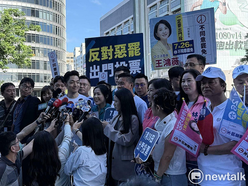 多位藍營里長現身力挺反罷。   圖：周煊惠 / 攝
