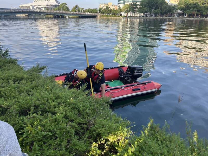 今(23)日清晨一名清潔人員在愛河附近發現一具浮屍，警消獲報後前來打撈。   圖：民眾提供