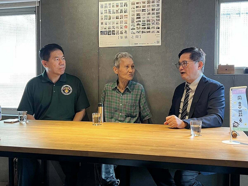 童子賢爆料,自己曾以個人名義捐7000多萬給花蓮震災,結果卻變成傅崐萁個人的功德,花蓮縣政府還跟災民講說「這是縣長特別給你們的」。 圖:翻攝自徐柏岳臉書