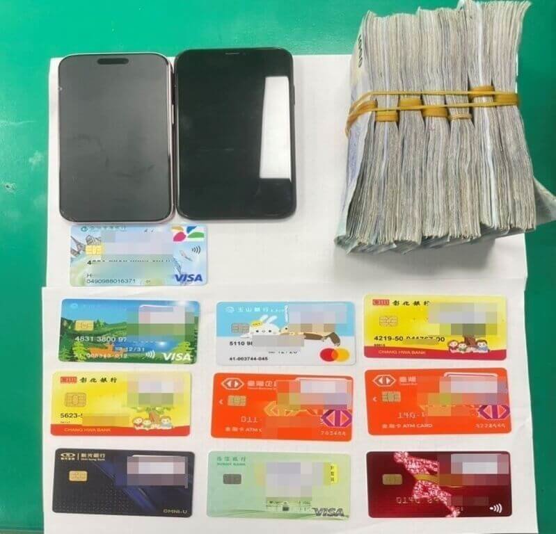 台中市警察局第二分局23日說明，日前發現1名男子在ATM前提領大筆現金，背包內露出厚厚一疊鈔票，且言詞閃爍，並從男子身上取出10張他人金融卡，帶回偵辦。（民眾提供）中央社記者郝雪卿傳真  114年7月23日   