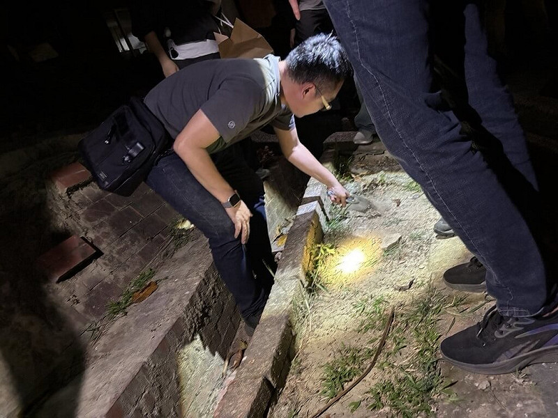 台南毒販利用通訊軟體提供買家下訂後，再埋毒於公園，由買家自行前往挖掘完成交易；警方逮捕涉案陳姓通緝犯後，連夜在永康區某處公園挖出毒品。（台南市警察局提供）中央社記者張榮祥台南傳真　114年7月23日   