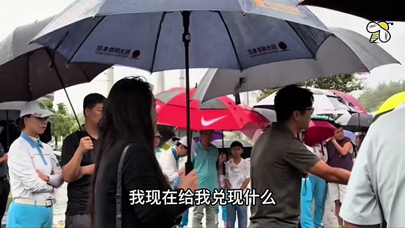 7 月 20 日,陝西西安秦嶺高爾夫俱樂部的工人與球童集體罷工,指控俱樂部五年來從未發過工資,每人被欠薪高達十多萬元,累計數百萬元。 圖:翻攝自影片 7 月 20 日,陝西西安秦嶺高爾夫俱樂部的工人與球童集體罷工,指控俱樂部五年來從未發過工資,每人被欠薪高達十多萬元,累計數百萬元。 圖:翻攝自影片